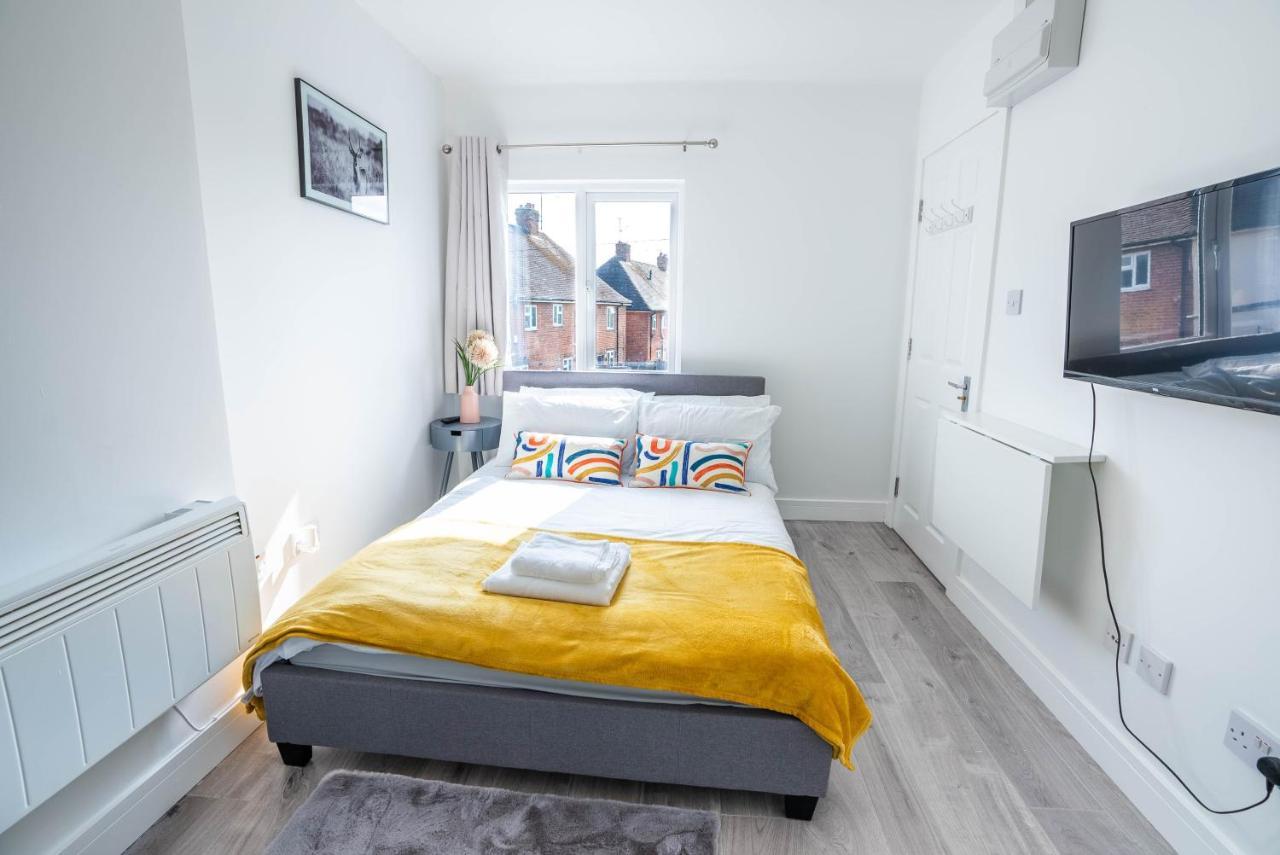 No 01 Small Studio Flat In Aylesbury Town Station エクステリア 写真