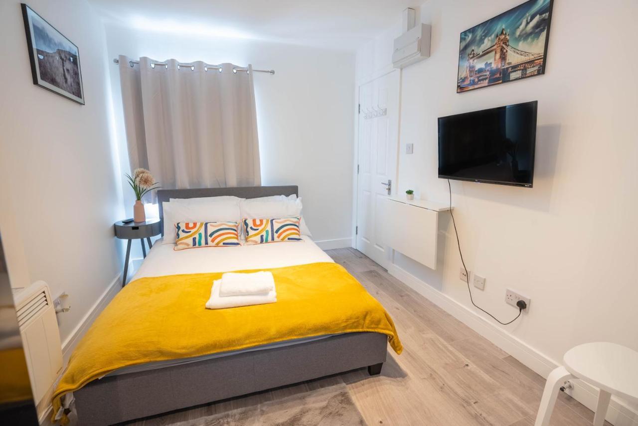 No 01 Small Studio Flat In Aylesbury Town Station エクステリア 写真